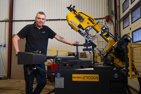 Teknisk selger Niklas Wågenes gir en demonstrasjon av maskinen.